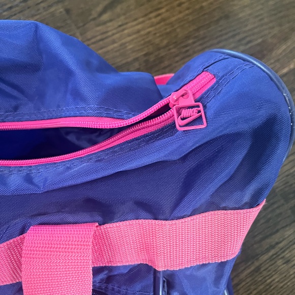 Vintage Nike Duffle Bag in a rich purple/navy with neon pink strap - Picture 7 of 9